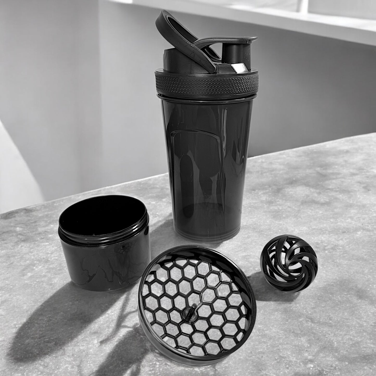 Shaker avec tamis et contenant à protéines