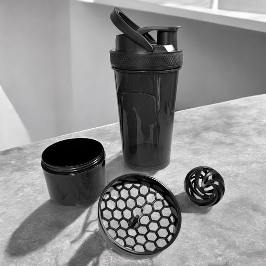Shaker avec tamis et contenant à protéines